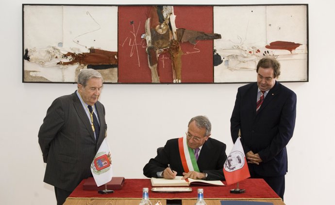 El Alcalde De Las Palmas De Gran Canaria, Jerónimo Saavedra, Junto A Representan