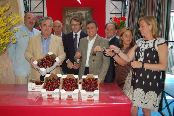 El presidente de la Diputación, Salvador Pendón junto al alcalde del municipio J