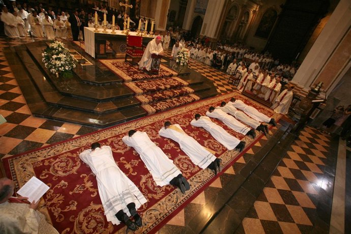 El arzobispo y los nuevos sacerdotes