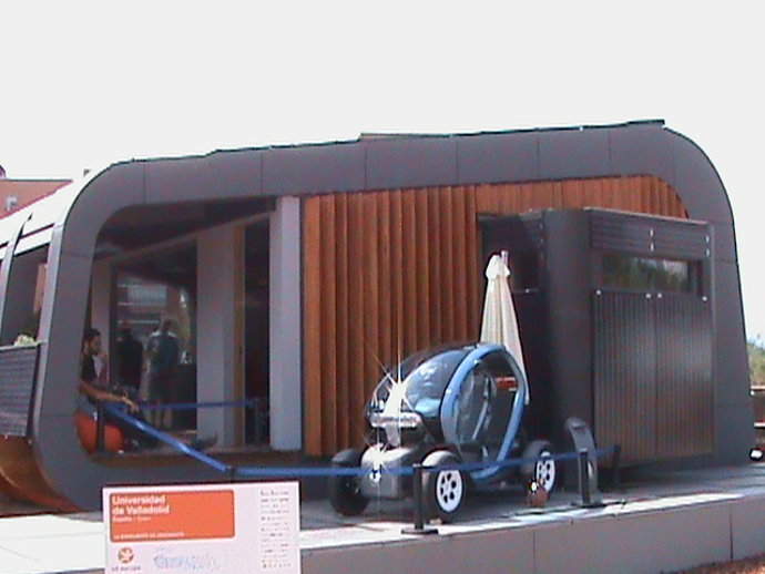 El Renault "Tweezy" junto a la casa Urcomante 