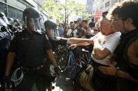 Unas 10.000 personas se manifiestan contra la reunión