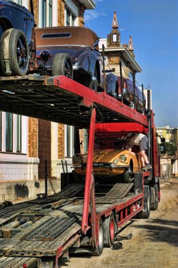 Tráilers tansportando los automóviles