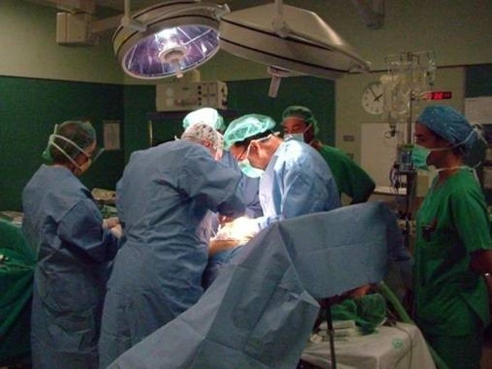Médicos interviniendo a un donante vivo para trasplantar un órgano