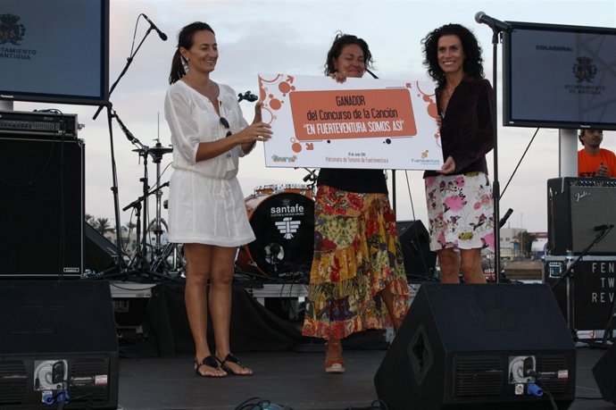 Consejera de Turismo del Cabildo de Fuerteventura, Águeda Montelongo (vestido bl
