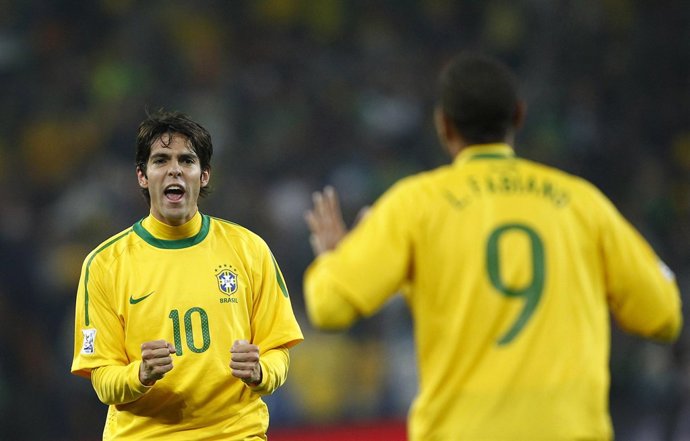 kaka y Luis Fabiano celebran un gol en el Mundial