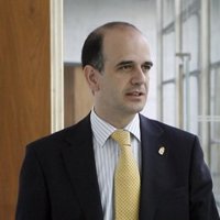 Catalán dice que el Gobierno envía al Parlamento la información "de acuerdo con la normativa vigente"