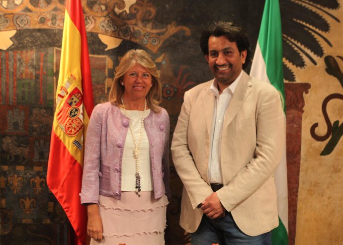 Muñoz y el nuevo propietario del Málaga, el jeque de Qatar, Abdullah Ben Nasser 