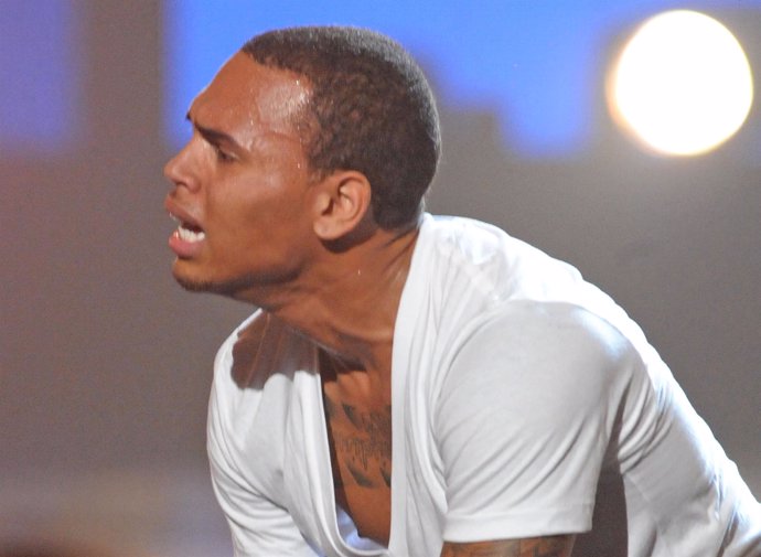 El cantante de R&B Chris Brown, emocionado durante su homenaje a Michael Jackson