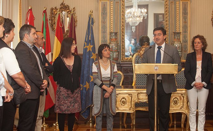 El alcalde de Vitoria, Patxi Lazcoz, frente a representantes de la corporación m