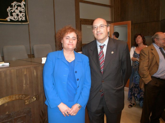 Begoña Torre junto al rector