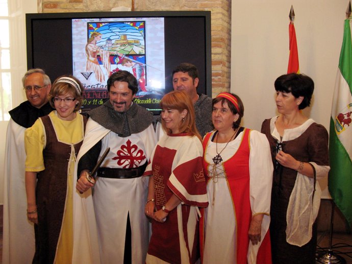 María Angustias Velasco, Antonia Olivares y Valeriano Martín junto a miembros de