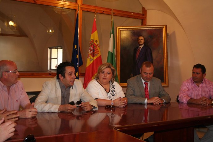 La consejera de Agricultura se reúne en el Ayuntamiento de Íllora con representa