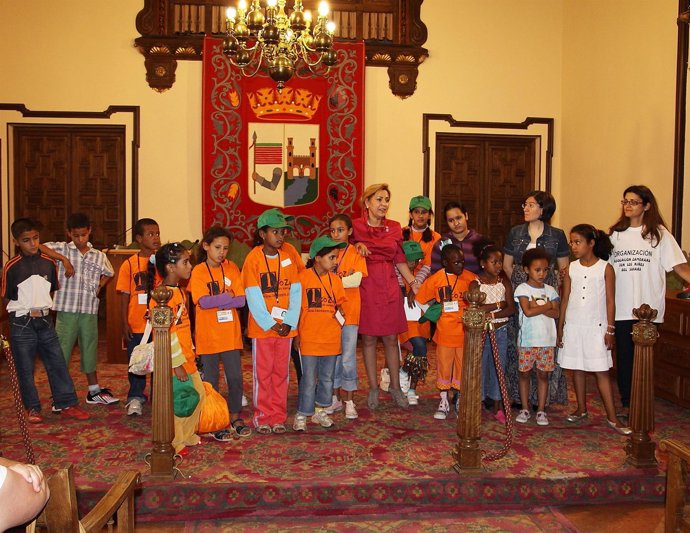 Rosa Valdeón y los niños saharauis