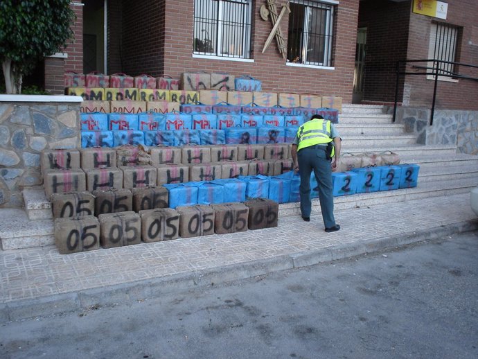 Un total de 2,8 toneladas de hachís intervenidas en Adra (Almería) 