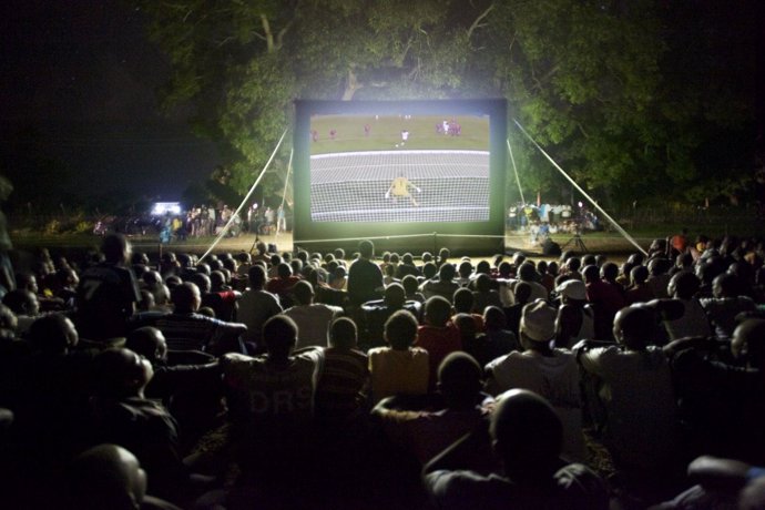 Población de Kenia viendo el Mundial en una pantalla gigante