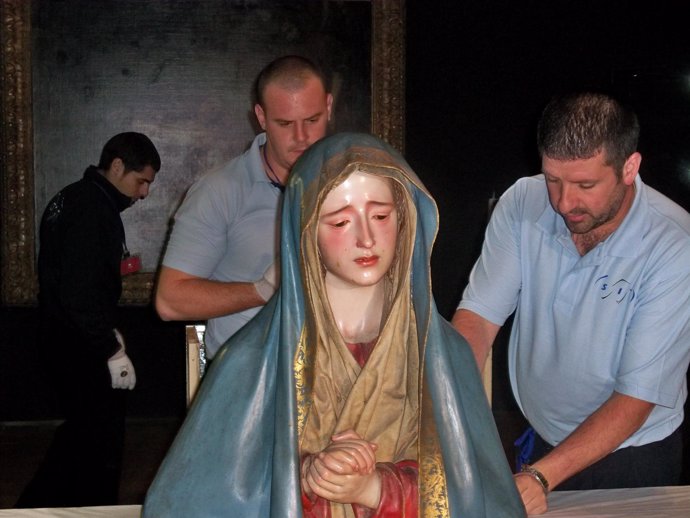 Técnicos comprueban el estado de un busto de la Virgen en el Museo San Gregorio 