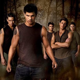 Taylor Lautner y su manada en Crepúsculo