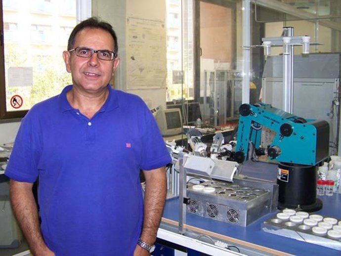 El investigador de CSIC, Avelino Corma, en su laboratorio del CSIC
