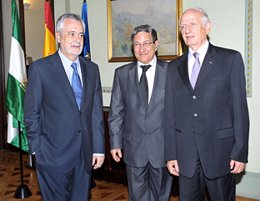 El presidente andaluz, junto a Bensalem Himmich y André Azoulay