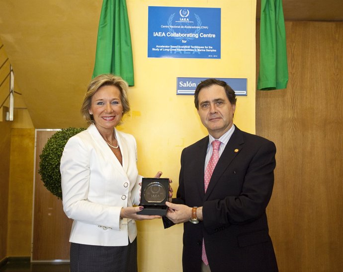 La directora de la IAAEA, María Betti, y el rector de la US, Joaquín Luque