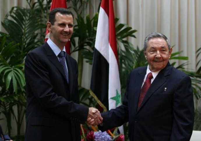 El presidente de Cuba, Raúl Castro, junto al mandatario sirio, Bachar Al Assad.