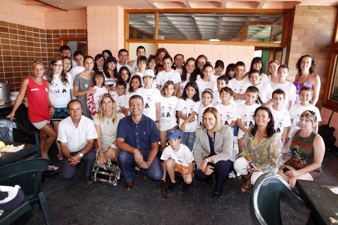 La consejera canaria de Sanidad, Mercedes Roldós, visita a 26 niños con diabetes