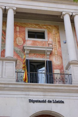 Bandera catalana a media asta en la Diputación de Lleida