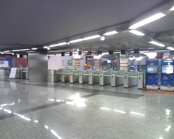 Estación de Tirso de Molina vacía