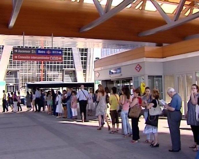 Viajeros esperando el autobús