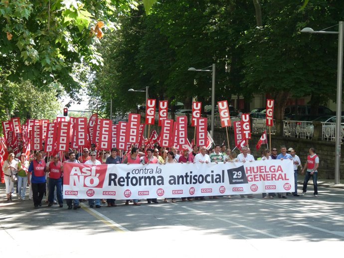 Delegados de UGT y CCOO de Navarra se manifiestan contra la reforma laboral.