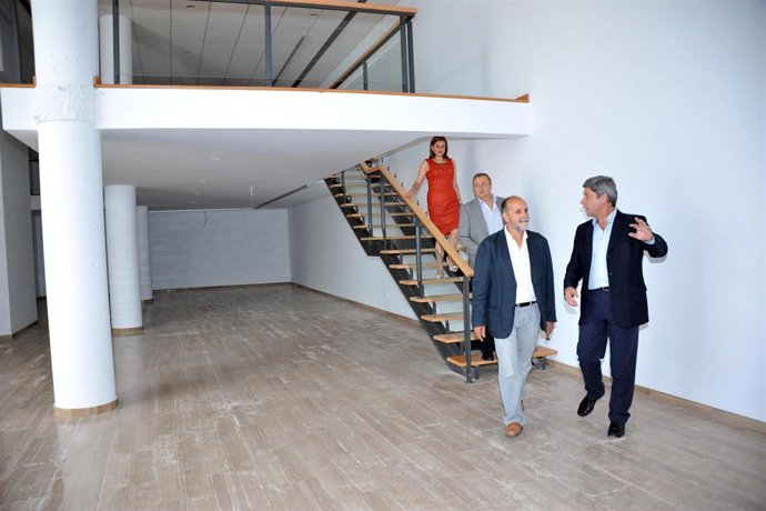 Pulido y Sicilia durante la visita al futuro edificio polivalente