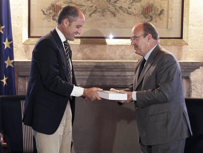 El presidente del CES entrega a Camps la memoria de 2009.