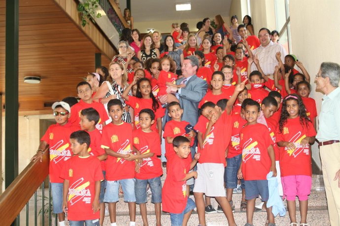 Los niños saharauis con la camiseta de la Selección Española de Fútbol