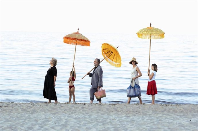 Todos con joyas en la playa.