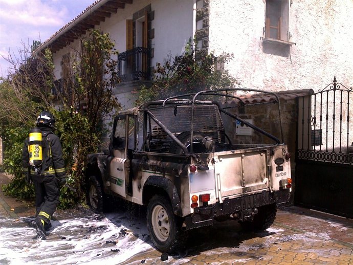 Imagen del vehículo quemado en Badostáin.