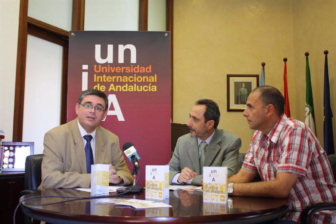 Alfonso Vargas promociona los cursos de la UNIA