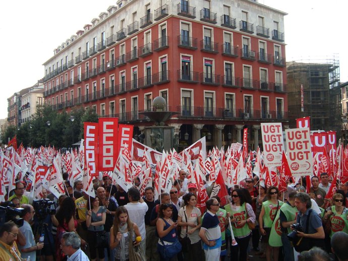 Cientos de manifestantes en Valladolid contr la reforma laboral.