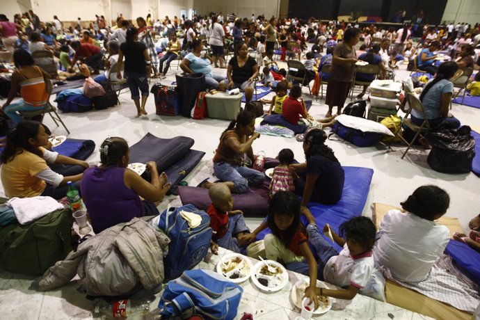 Personas refugiadas ante el paso del huracán 'Álex' en México