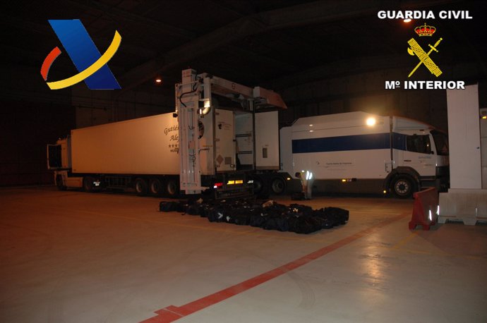 Imagen del material y los camiones incautados durante la operación 'Refugio'