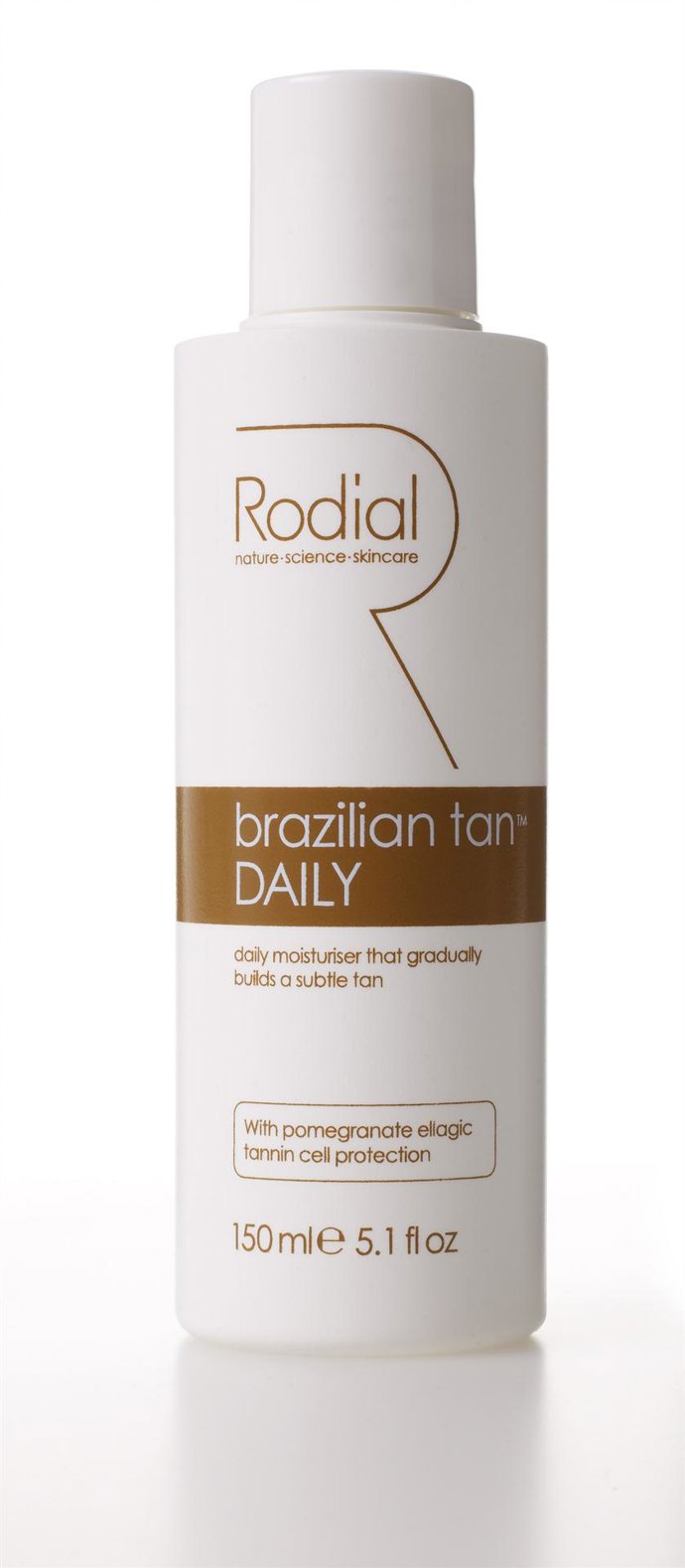 Luce piernas conun bronceado natural.