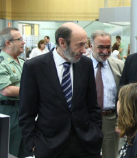 Rubalcaba, "cansado" de negar los contactos con ETA