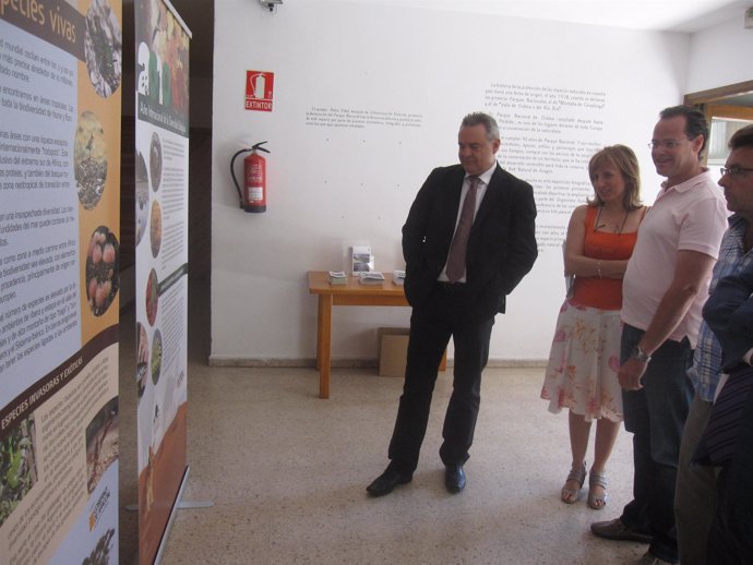 El consejero Boné visita la exposición en Torla