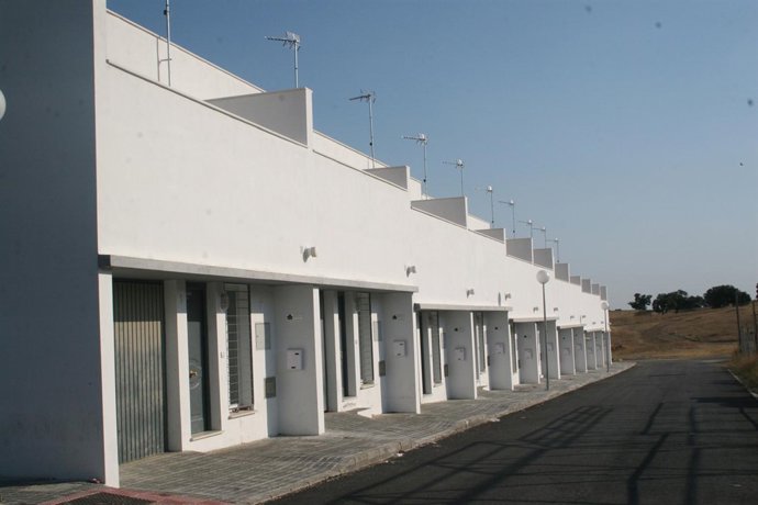 NOTA AYTO EL GARROBO. ENTREGADAS VIVIENDAS VPO