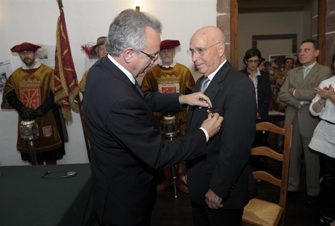 El Presidente Sanz entrega la Medalla a Lucien Hurmic, presidente de la asociaci