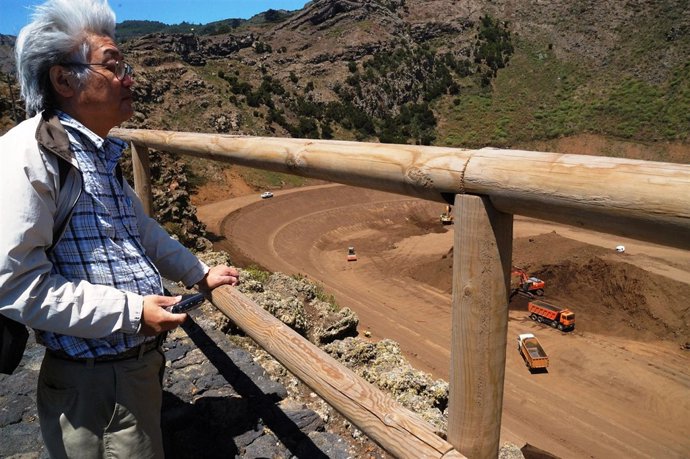 El profesor japonés visitó las obras de la Central Hidroeólica de El Hierro