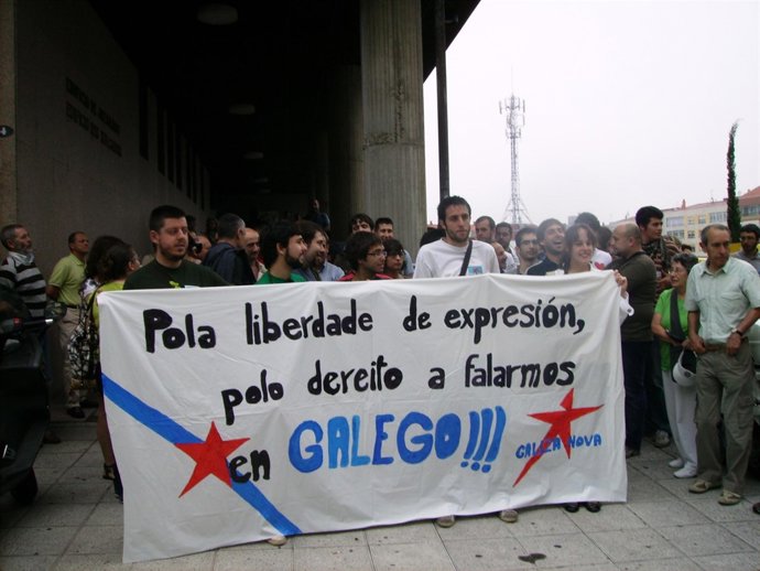 Protesta en los juzgados de Vigo de Galiza Nova.