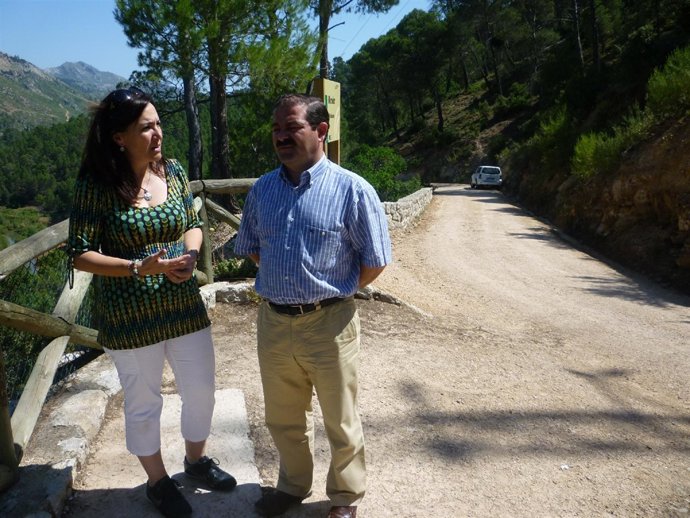 Castro junto con Madueño en el camino forestal de la margen derecha del pantano 