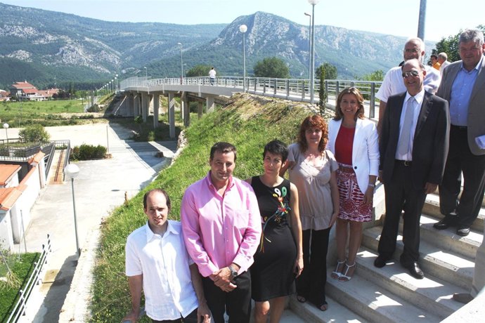 Laura Alba y Elma Sáiz visitan la pasarela peatonal sobre las vías en Irañeta.