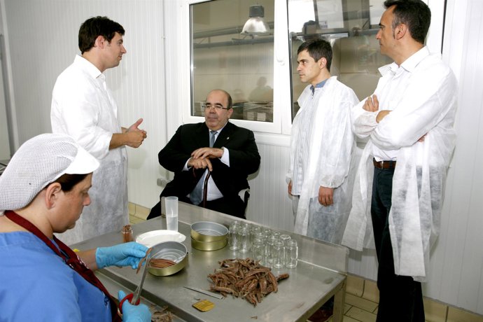 Oria durante la visita a la conservera 