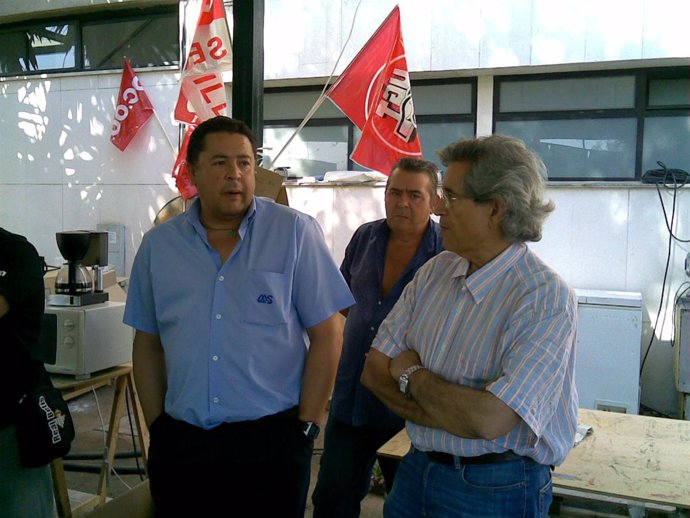 Pedro Vaquero visita el campamento de los pre jubilados.